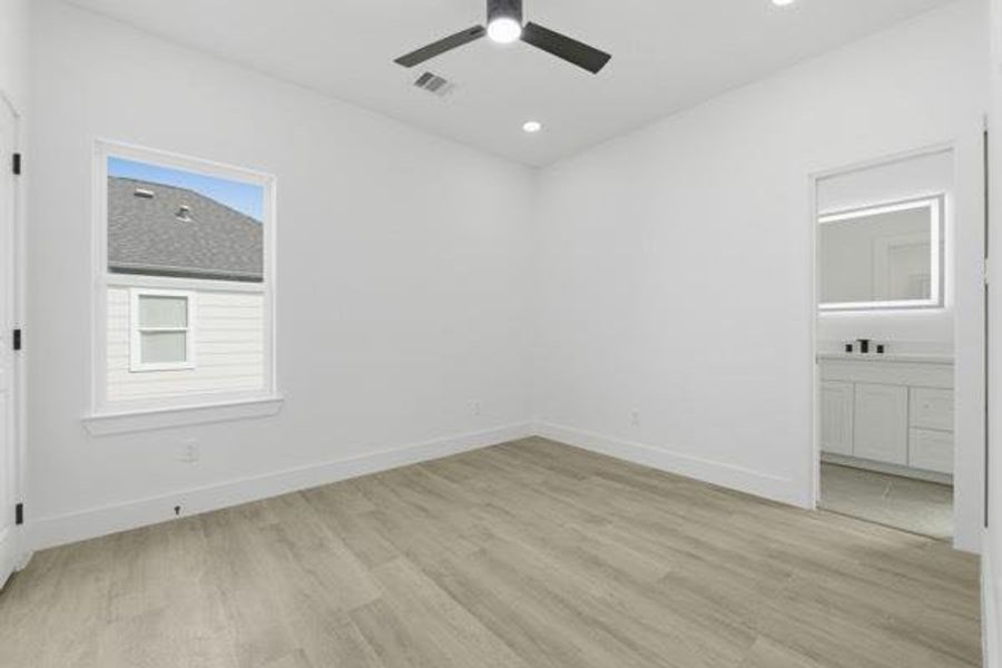 Spacious, unfurnished interior of a new home in , Houston (Image 17).