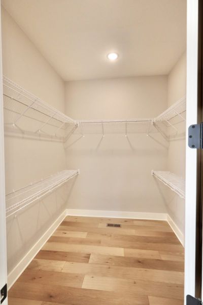 Spacious, unfurnished interior of a new home in Creekside, Cleveland (Image 35).