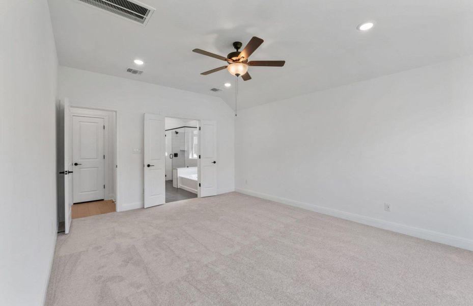 Spacious, unfurnished interior of a new home in Crescent Bluff, Georgetown (Image 17).