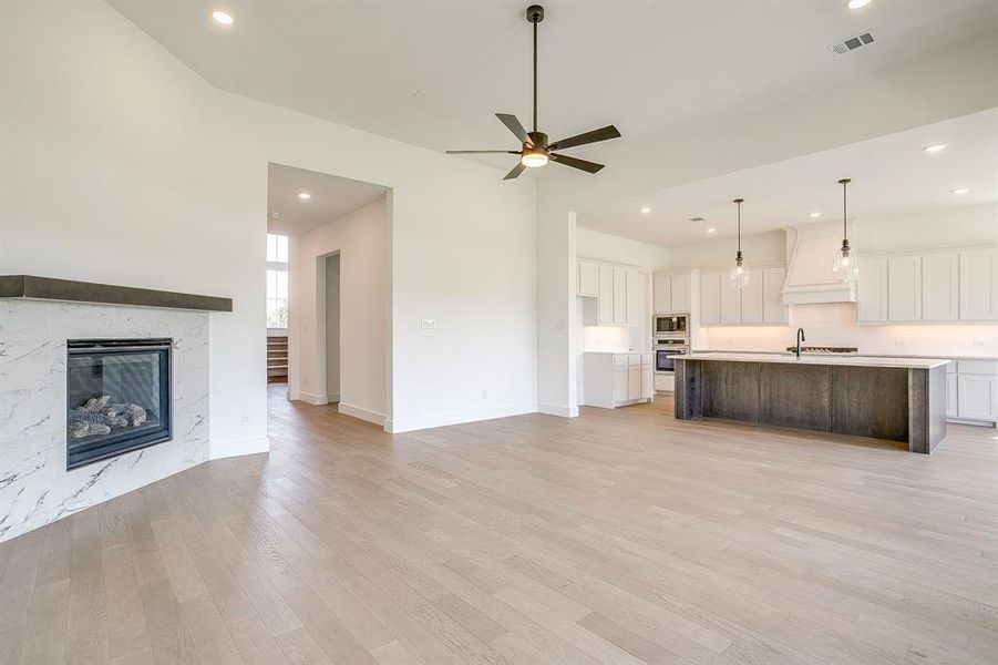 Spacious, unfurnished interior of a new home in Pecan Grove, Burleson (Image 29).
