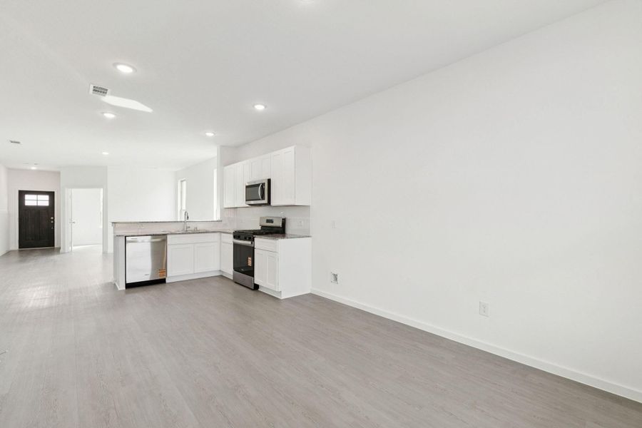 Spacious, unfurnished interior of a new home in River Ranch, Dayton (Image 17).