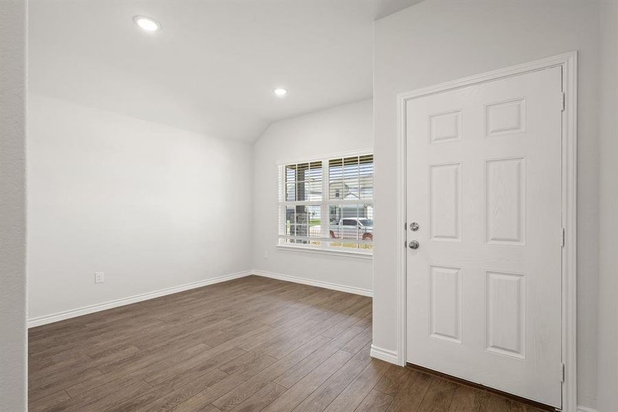 Spacious, unfurnished interior of a new home in Sycamore Landing, Fort Worth (Image 11).