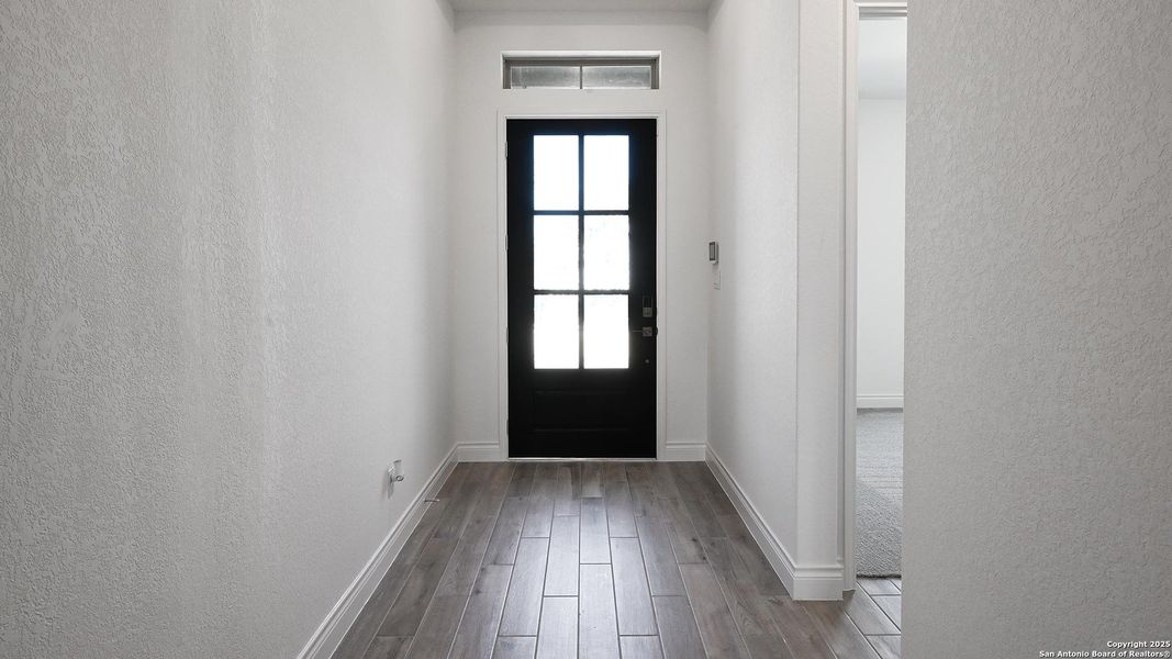 Spacious, unfurnished interior of a new home in Veramendi 60', New Braunfels (Image 29).