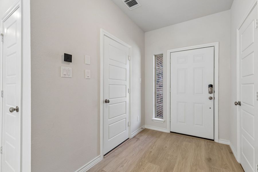 Spacious, unfurnished interior of a new home in Eagle Cove, Denton (Image 17).