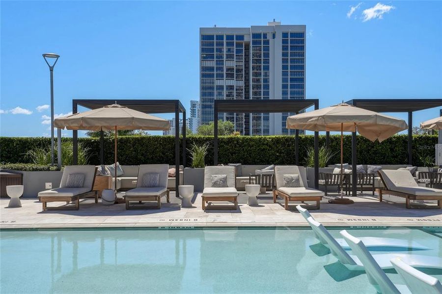 Condo located in Tampa, FL showcasing its design and architecture (Image 40).