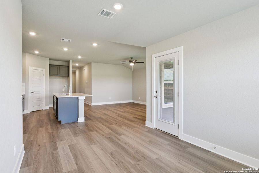 Spacious, unfurnished interior of a new home in Carmel Ranch, Schertz (Image 18). Spacious, unfurnished interior of a new home in Carmel Ranch, Schertz (Image 18).