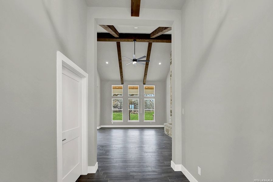 Spacious, unfurnished interior of a new home in , La Vernia (Image 37).