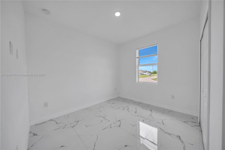 Spacious, unfurnished interior of a new home in , Lehigh Acres (Image 13).