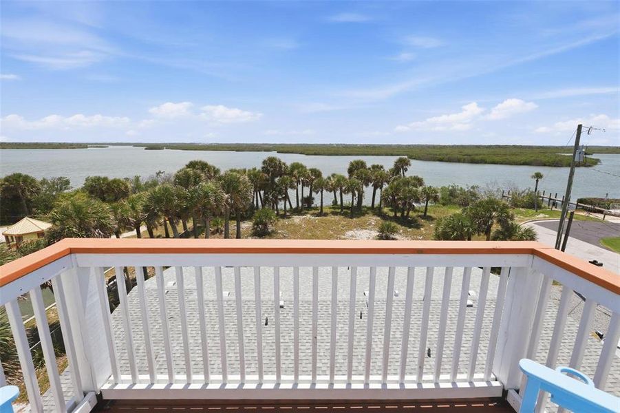 Exterior details and patio area of a home in , New Smyrna Beach (Image 24).