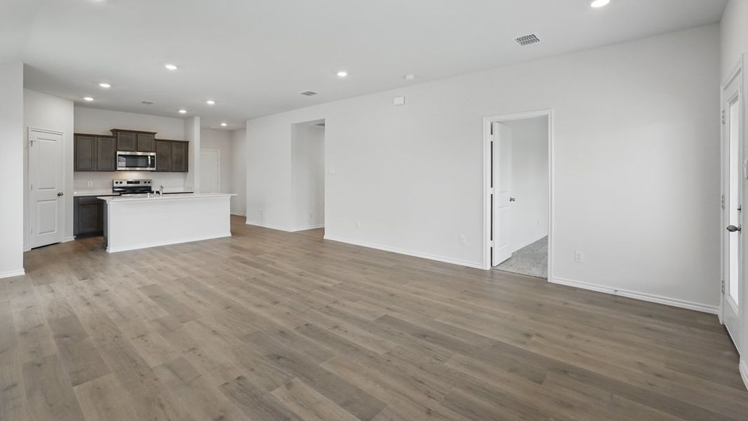 Spacious, unfurnished interior of a new home in Bluff Springs, Ferris (Image 15).
