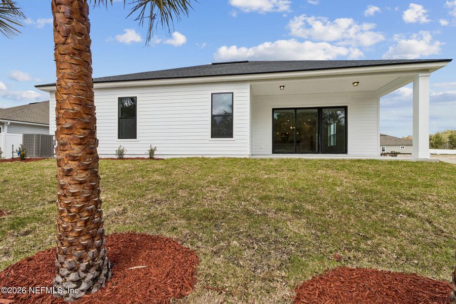 Exterior details and patio area of a home in Sandy Ridge, Yulee (Image 4).