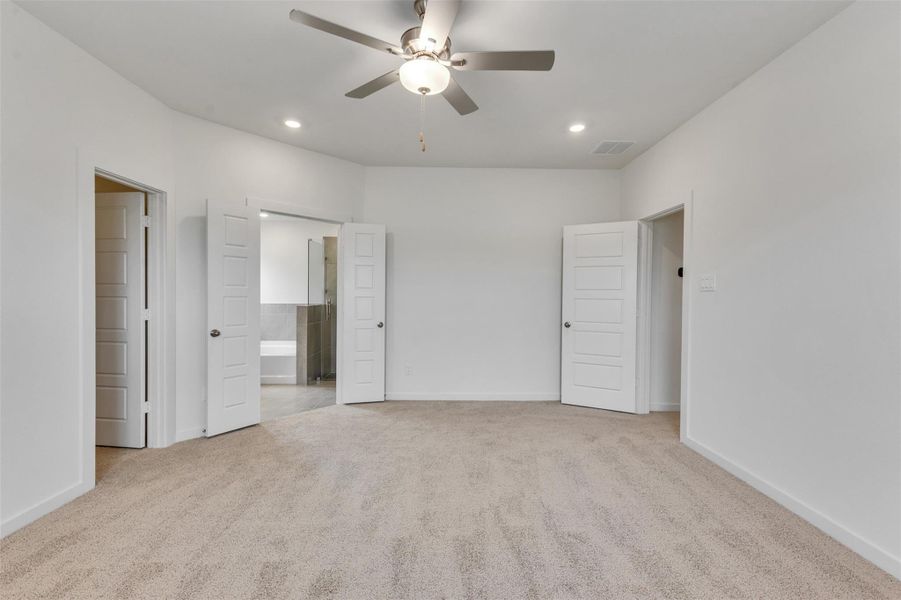 Spacious, unfurnished interior of a new home in , Angleton (Image 31).