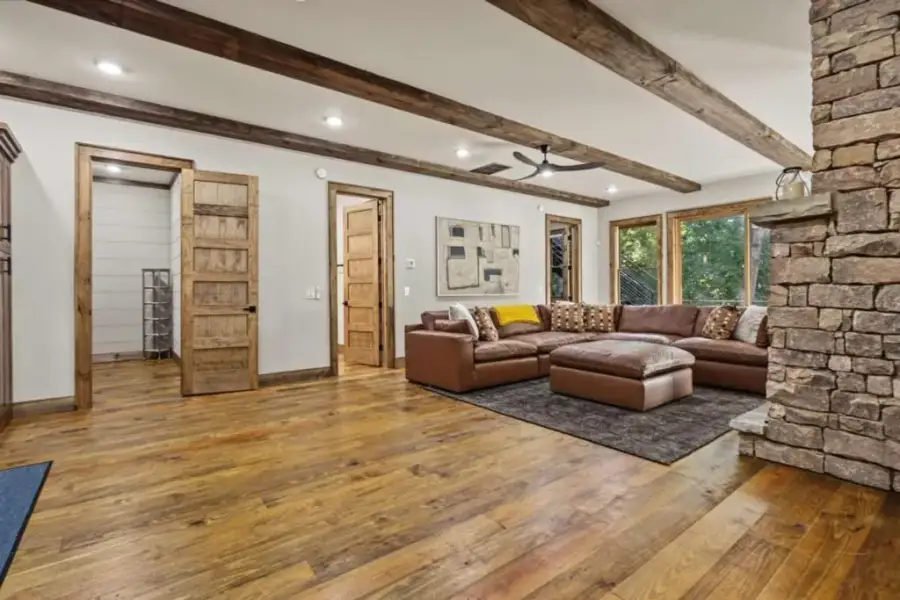 Community amenities in , Blue Ridge (Image 40).