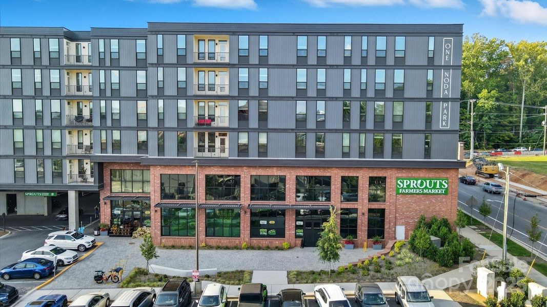 Condo located in Charlotte, NC showcasing its design and architecture (Image 4). Condo located in Charlotte, NC showcasing its design and architecture (Image 4).