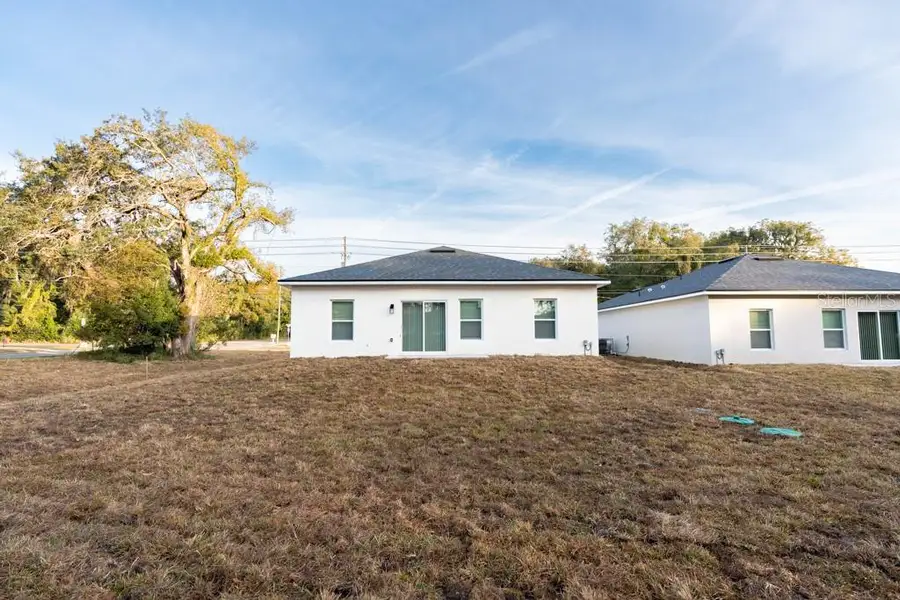 Exterior details and patio area of a home in , Apopka (Image 4).