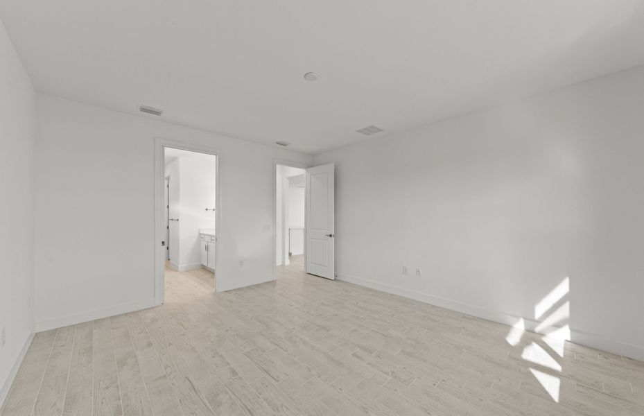 Spacious, unfurnished interior of a new home in Terreno, Naples (Image 24).