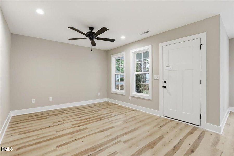 25-402 W James St-25 25-402 W James St-25