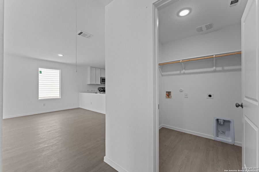 Spacious, unfurnished interior of a new home in Lodi Grove, Floresville (Image 14).