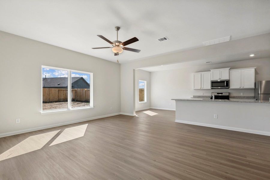 Spacious, unfurnished interior of a new home in Trails at Cochran Ranch, Waller (Image 13).