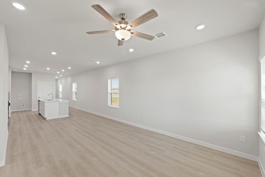 Spacious, unfurnished interior of a new home in River Ranch Trails, Dayton (Image 24).