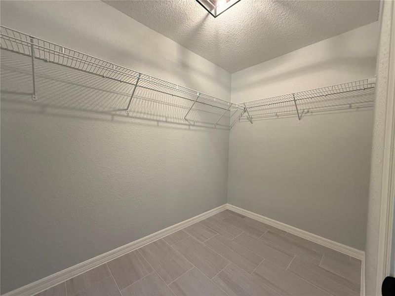 Spacious, unfurnished interior of a new home in , Ocala (Image 8).