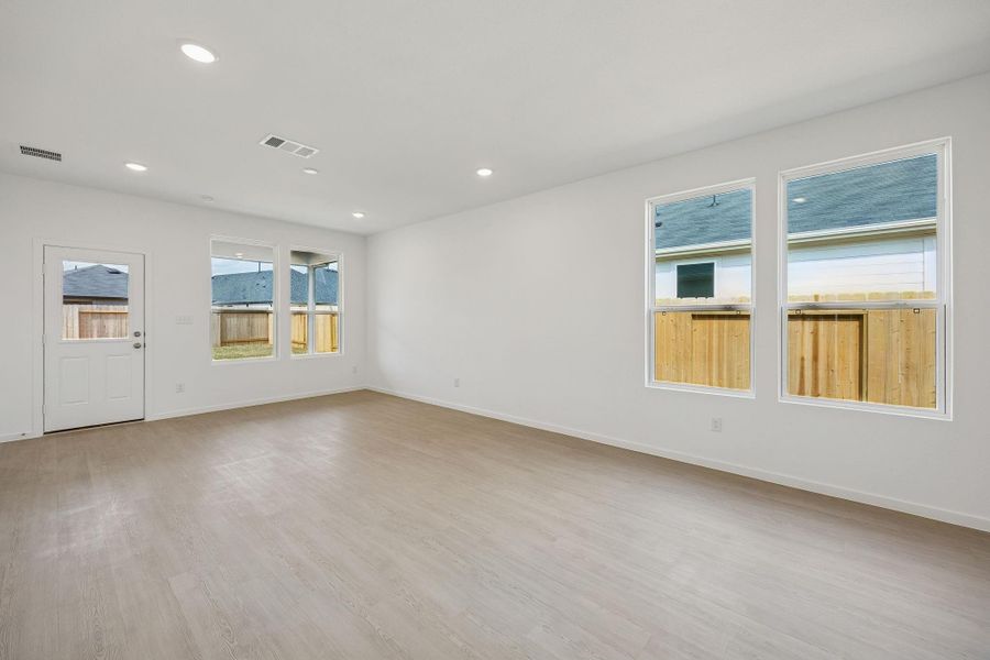 Spacious, unfurnished interior of a new home in Montgomery Bend, Montgomery (Image 25).