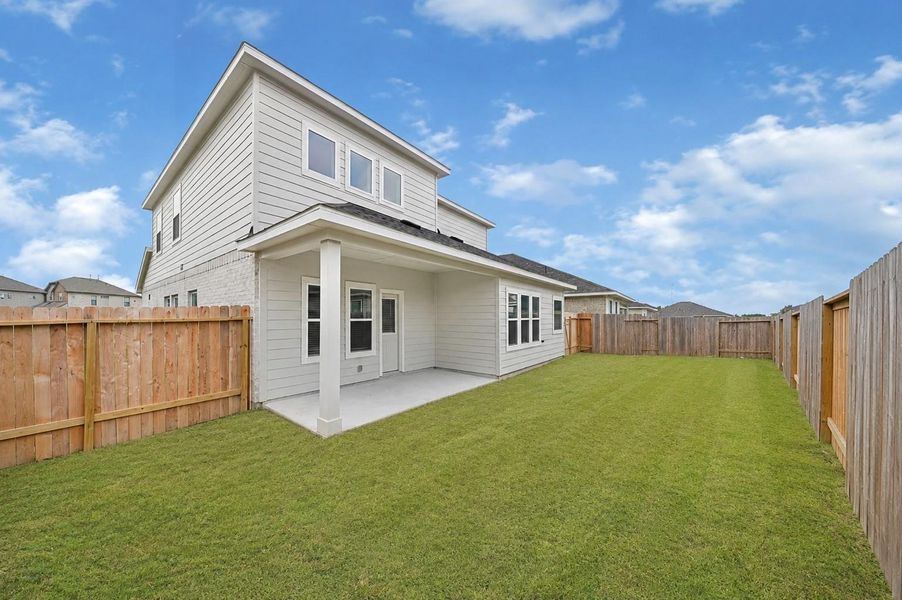 Exterior details and patio area of a home in Rollingbrook Estates, Baytown (Image 20).