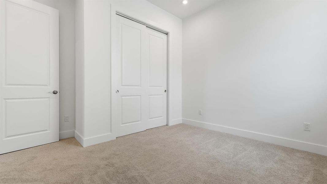 Spacious, unfurnished interior of a new home in L'Ambiance at Avenir, Palm Beach Gardens (Image 20).