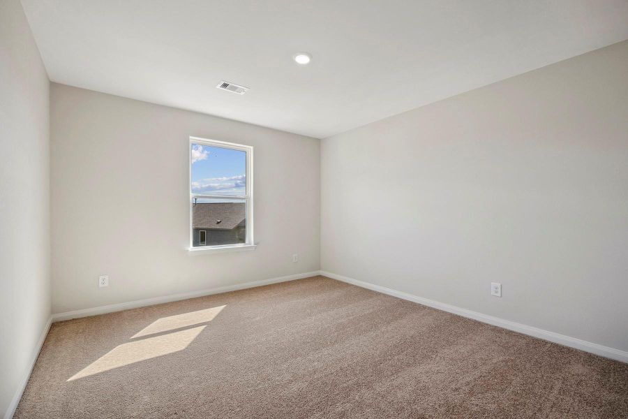 Spacious, unfurnished interior of a new home in Lago Mar, Texas City (Image 13).