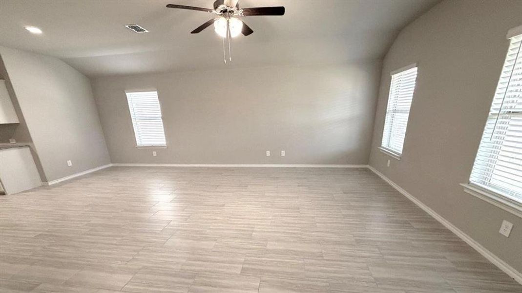 Spacious, unfurnished interior of a new home in Sunnycreek, Fort Worth (Image 19).