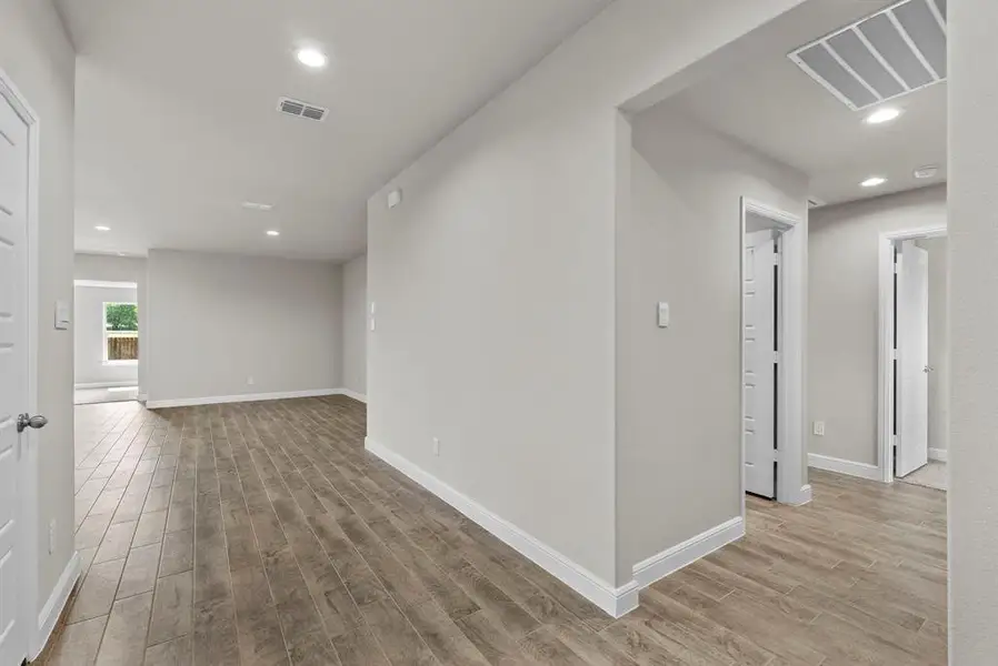 Spacious, unfurnished interior of a new home in Sandstone Estates, Granbury (Image 25).