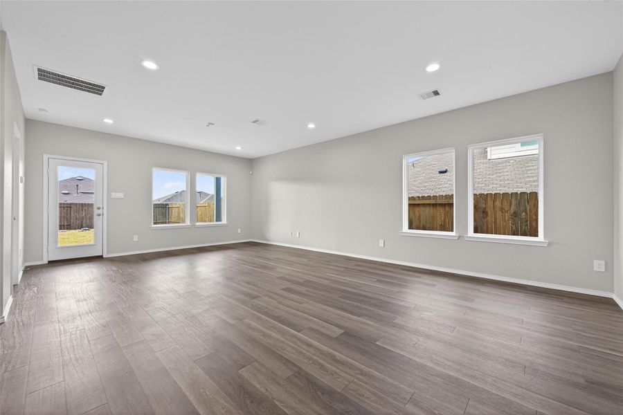 Spacious, unfurnished interior of a new home in Water Crest on Lake Conroe, Conroe (Image 20).