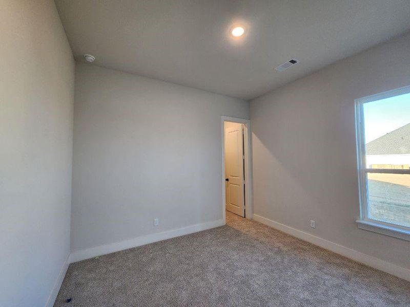 Spacious, unfurnished interior of a new home in Rocky Top, Krum (Image 8).