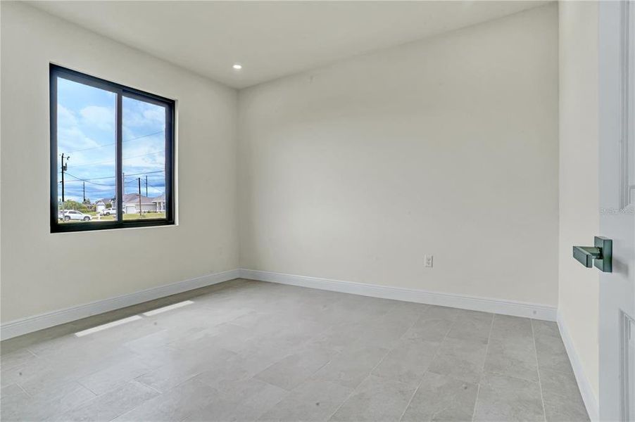 Spacious, unfurnished interior of a new home in , Cape Coral (Image 40).