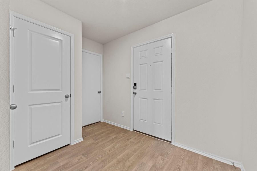 Spacious, unfurnished interior of a new home in Bollinger, Uhland (Image 25).