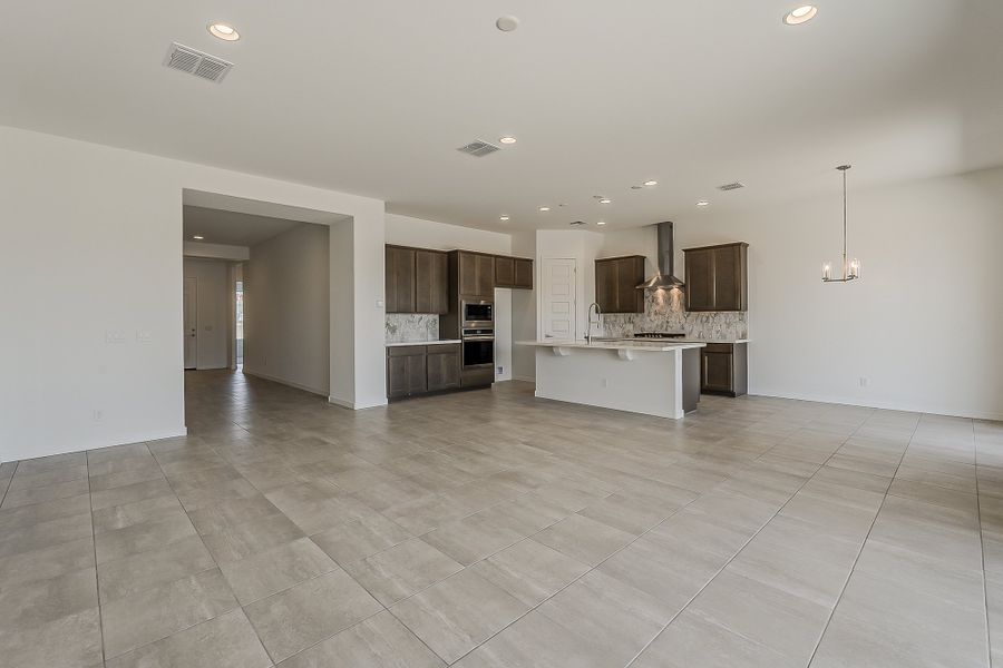 Spacious, unfurnished interior of a new home in Mirada Crossing, Goodyear (Image 22).