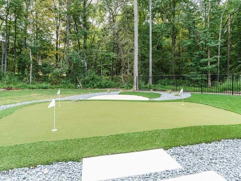 044-1280x960-putting-green 044-1280x960-putting-green