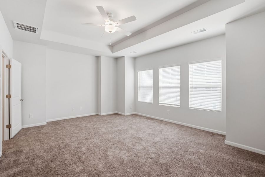 Spacious, unfurnished interior of a new home in Sloan Station, Charlotte (Image 17).