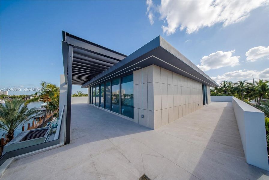 Exterior details and patio area of a home in , Fort Lauderdale (Image 3).