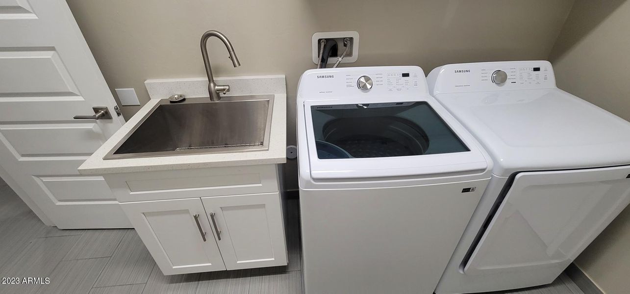 2906 Acacia laundry room sink