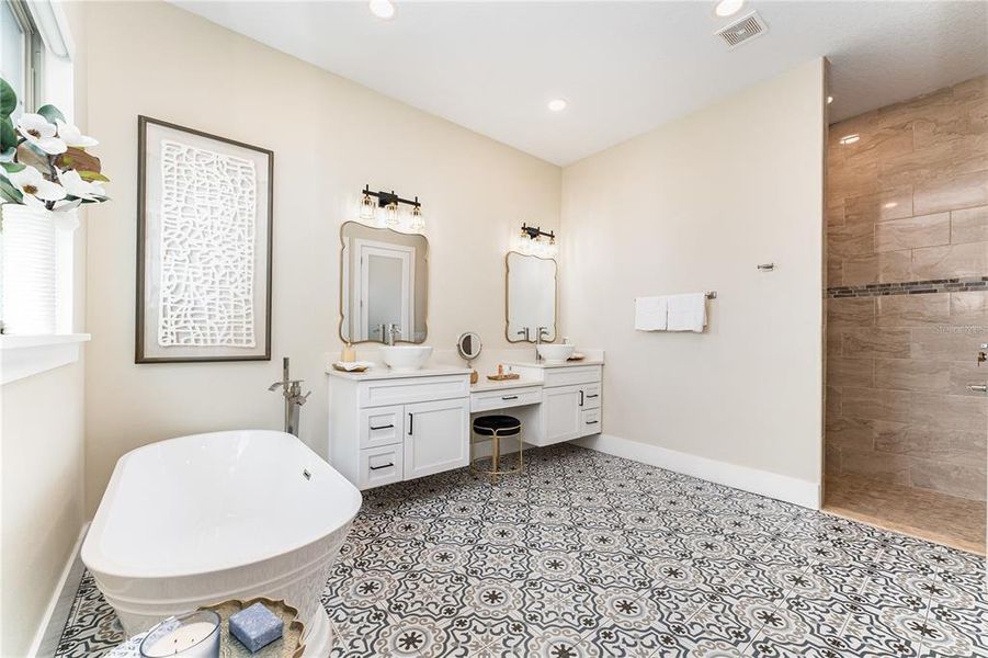 Furnished interior view inside a new home in , Auburndale (Image 5).