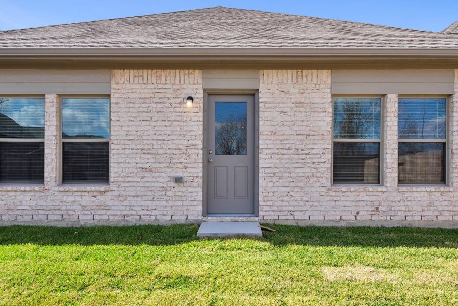 Exterior details and patio area of a home in Windrose Green, Angleton (Image 4).