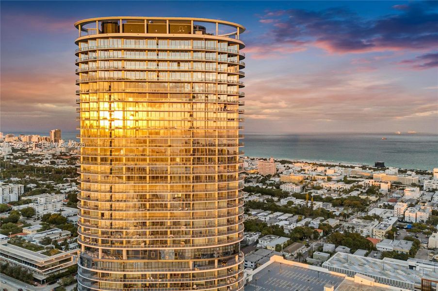Condo located in Miami Beach, FL showcasing its design and architecture (Image 25).