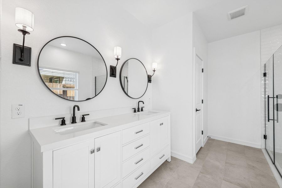 Freestanding vanity with dual sinks