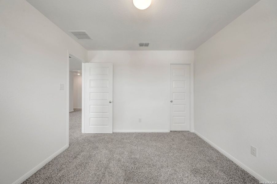 Spacious, unfurnished interior of a new home in Mesquite Ridge, San Antonio (Image 39).