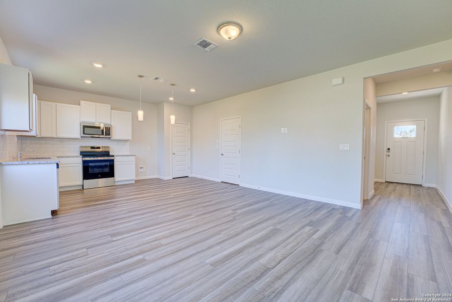 Spacious, unfurnished interior of a new home in Blue Ridge Ranch, San Antonio (Image 15).
