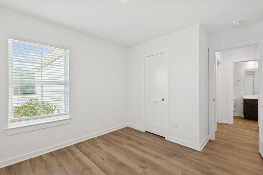 Spacious, unfurnished interior of a new home in Miller's Pond, Rosenberg (Image 22).