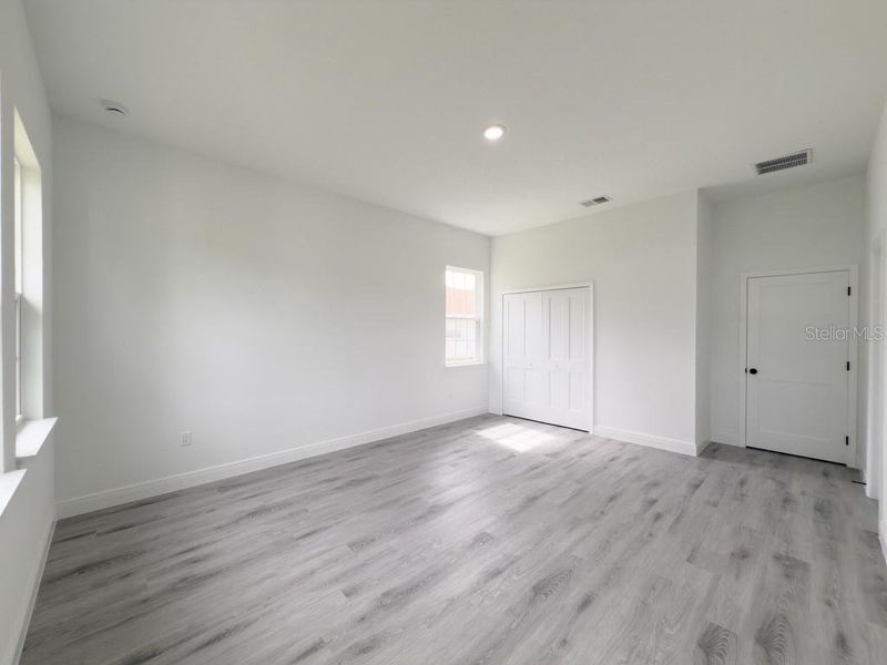 Spacious, unfurnished interior of a new home in , Ocala (Image 23).