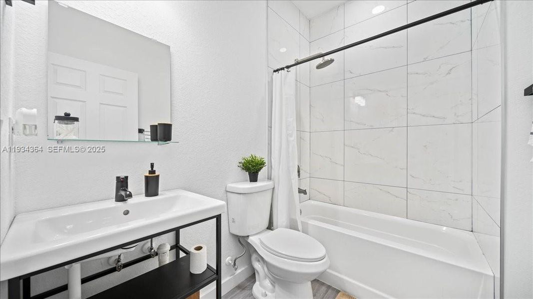 Furnished interior view inside a new home in , Cape Coral (Image 11).