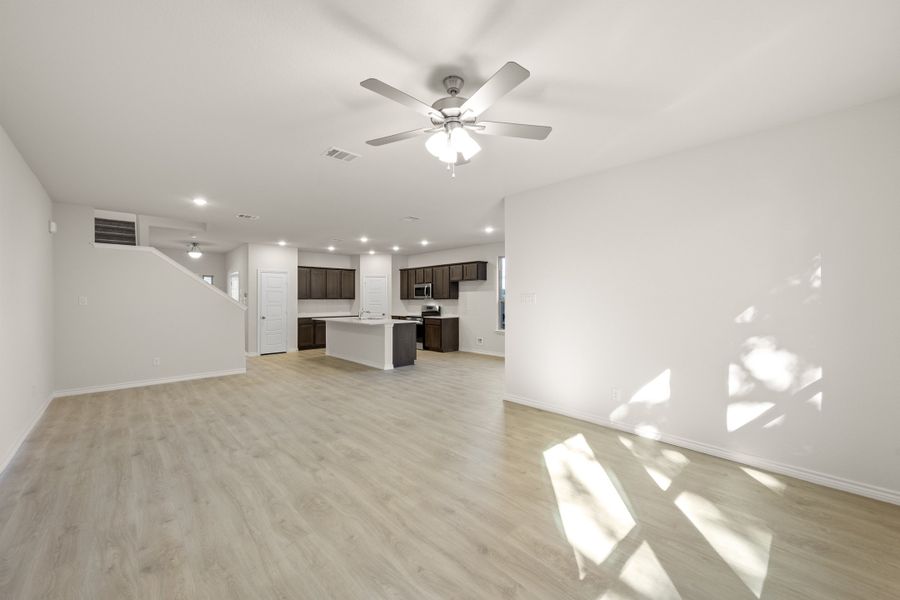 Spacious, unfurnished interior of a new home in Eagle Cove, Denton (Image 18).